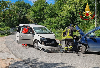 Caldarola -Scontro frontale tra due auto, uno dei feriti estratto dai vigili del fuoco